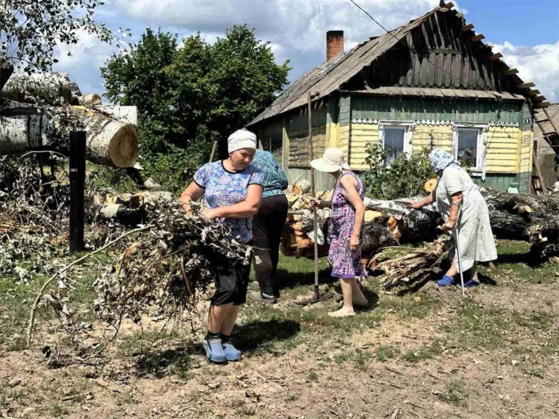 Ветераны труда вносят посильный вклад в ликвидацию последствий урагана