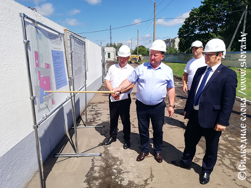 Глава района Александр Атрошенко узнал, как создаются хлеб, сгущенка и сыр с рогачевской пропиской