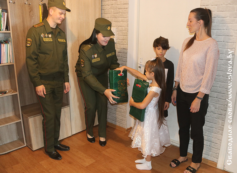 Военнослужащие 120-й поздравили рогачевских первоклассников