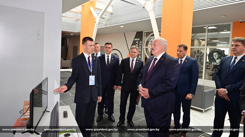 Оценка от Президента. Рогачевский химик представил свой научный проект  Главе государства