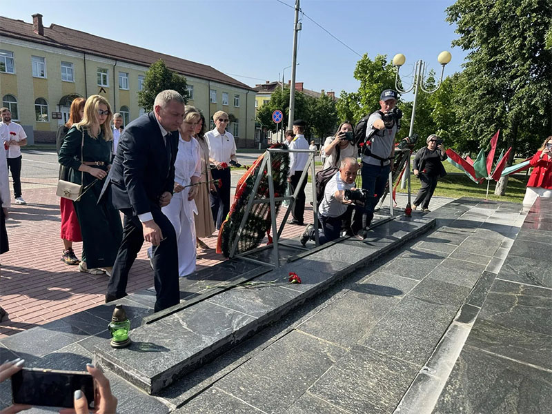 Журналисты Витебщины стали участниками торжественного митинга у мемориала воинской славы в Рогачеве