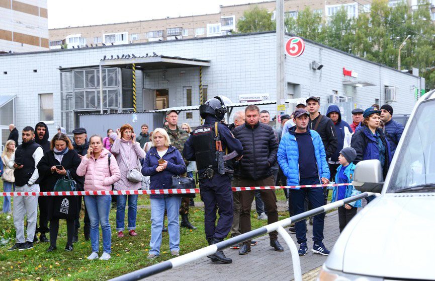Число жертв стрельбы в школе Ижевска выросло до 15, в регионе объявлен траур