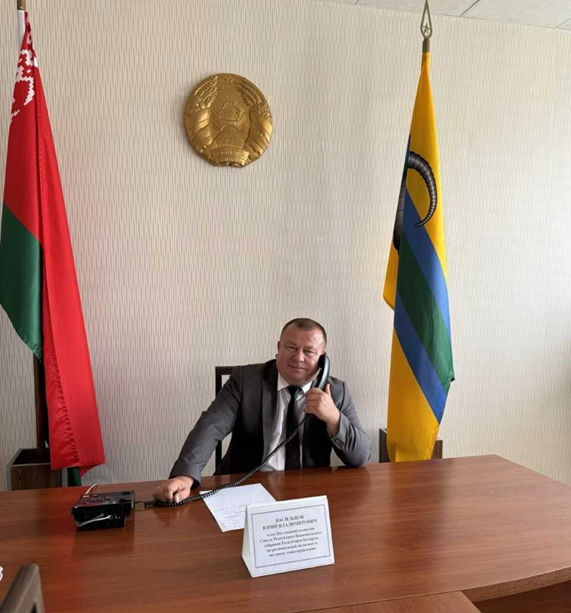 Сенатор Юрий Васильцов провел прием граждан и прямую телефонную линию