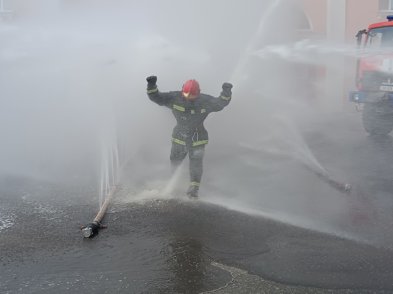 Под аплодисменты коллег, вой сирен и сквозь водяную завесу: Рогачевского огнеборца Сергея Вержаковского торжественно проводили на пенсию