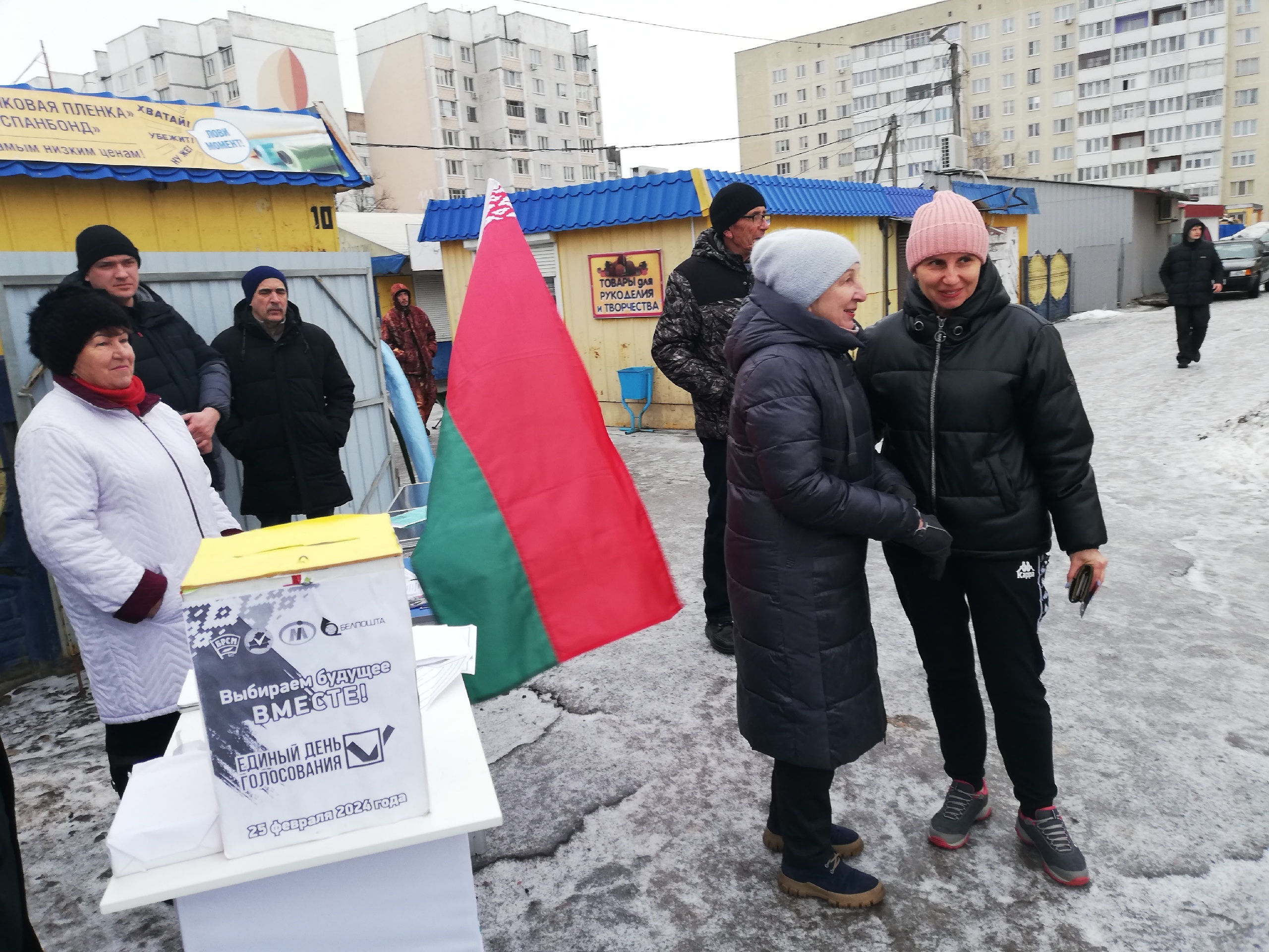 Пикет в поддержку трех кандидатов в депутаты провели сегодня на рынке "Восточный" в Рогачеве