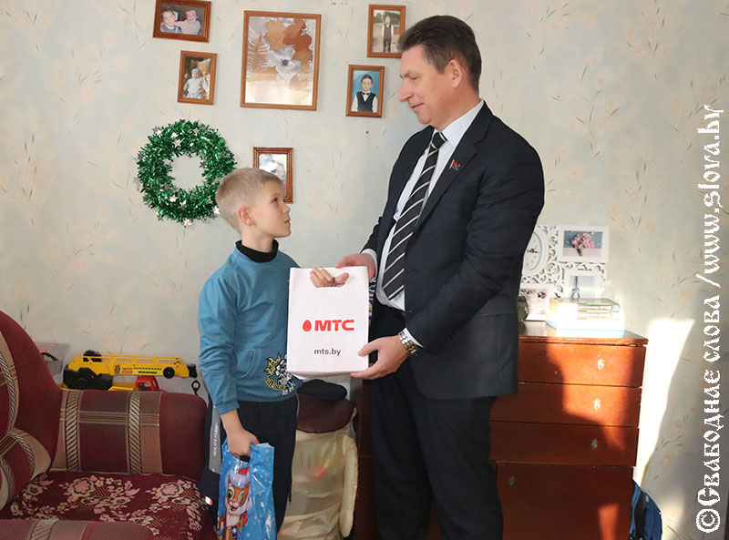 Сенатор Андрей Шишкин подарил новогоднее чудо юному рогачевцу Захару Мельникову