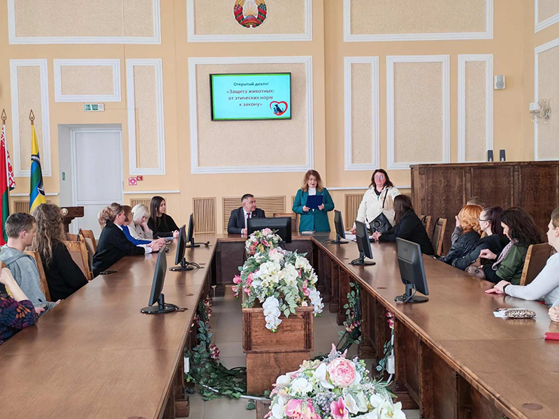 Закон и ответственность за хвостатых: в Рогачеве обсудили, как защитить животных