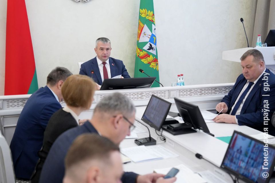 Не ждем тепла, работаем сейчас. На аппаратном совещании в облисполкоме обсудили подготовку сельхозтехники к посевной