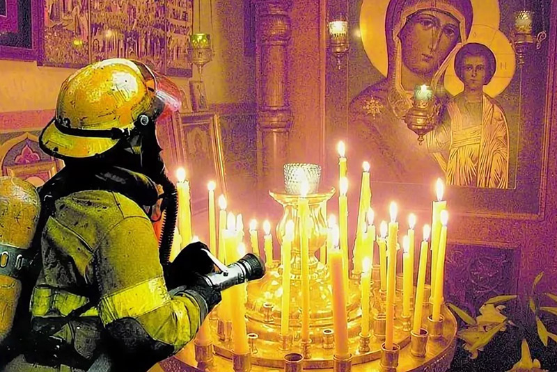 Рогачевские спасатели напомнили о пожарной безопасности при посещении церкви