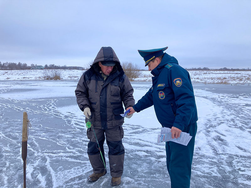 Обманчивый лед: рогачевские спасатели начали патрулировать водоемы