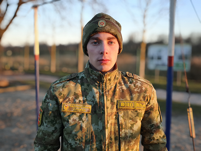 На границе служит парень...