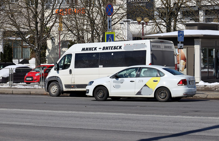 В Беларуси с 1 ноября рассчитаться за проезд в маршрутке можно будет банковской картой
