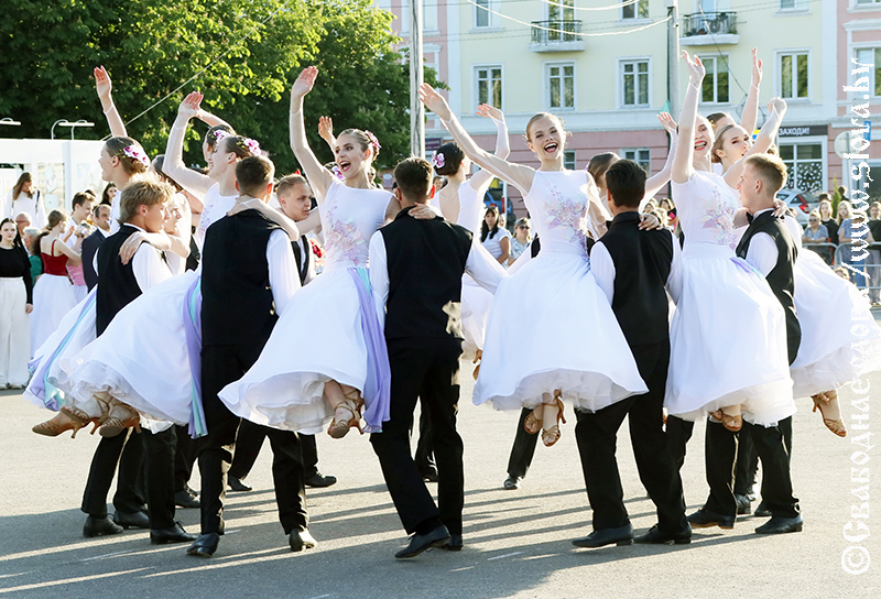 Ничто на земле не проходит бесследно: вальс выпускников СШ № 5 города Рогачева – на бис!