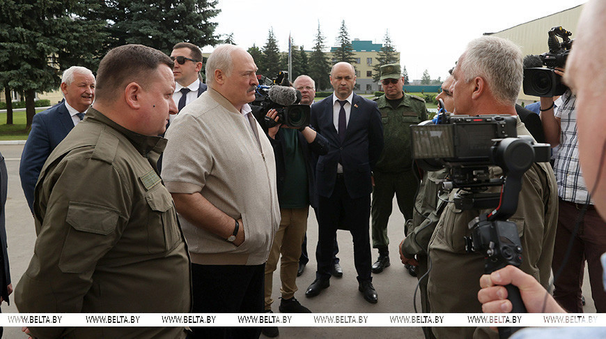 Лукашенко требует наряду с продукцией ВПК сохранить и наращивать на "Легмаше" выпуск товаров мирного назначения