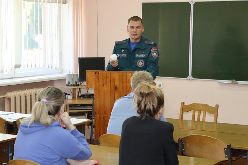 Огонь не играет в детство: рогачевские спасатели проводят выступлениях на родительских собраниях