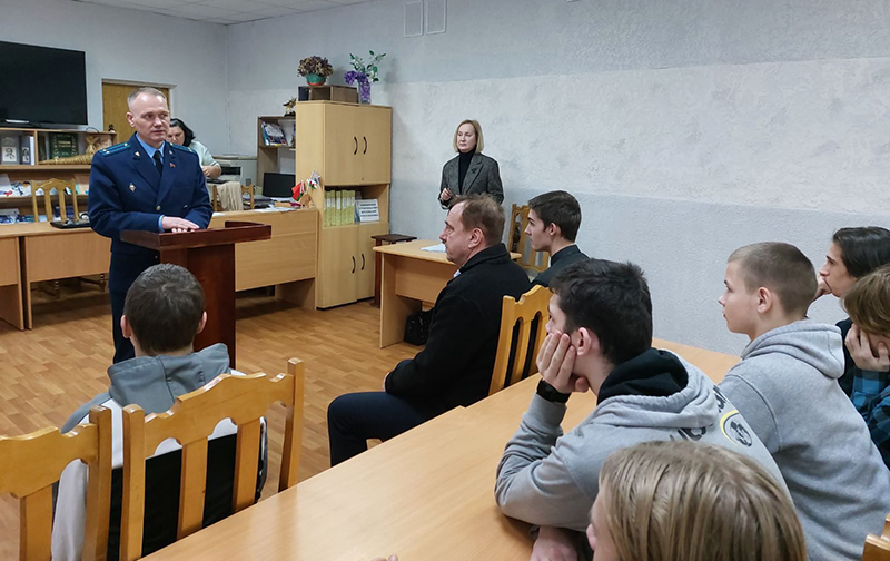 Судебное заседание на глазах у сверстников обвиняемого