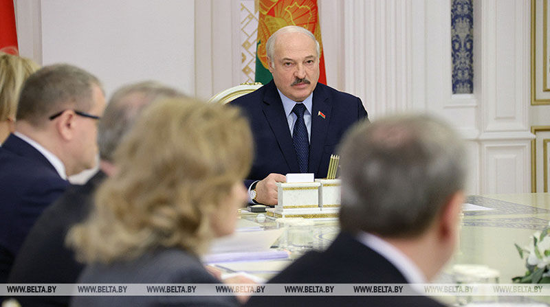 "Мы будем защищаться, нам отступать некуда". Лукашенко пообещал жесткий ответ на новые санкции