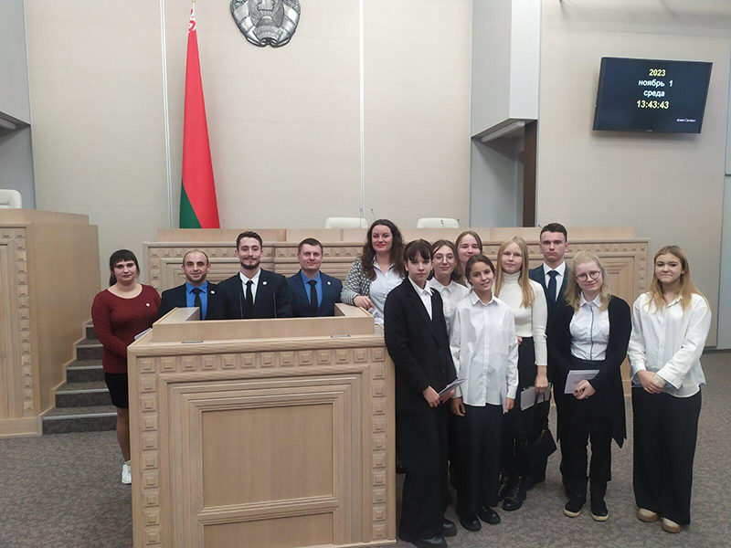 Рогачевская и кормянская молодежь побывала в парламенте
