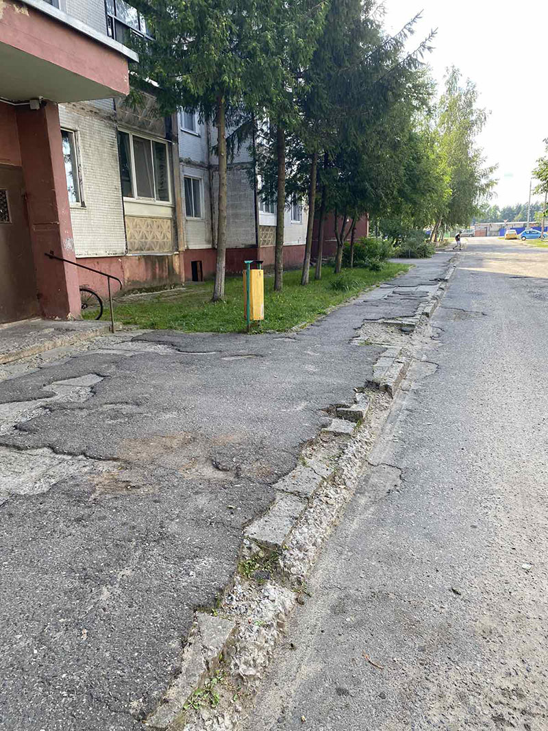 В Рогачеве на Ивана Богатырева, 143 –  срочную дорожную помощь!