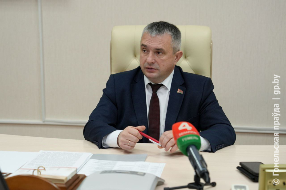 Дерево может оборвать провода: на вопросы жителей региона ответил губернатор Иван Крупко