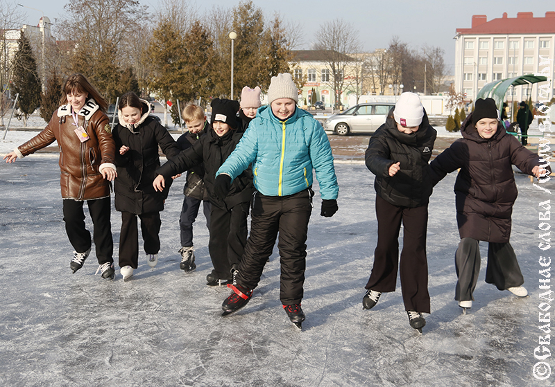 Зима не подвела: в Рогачеве открылся ледовый каток
