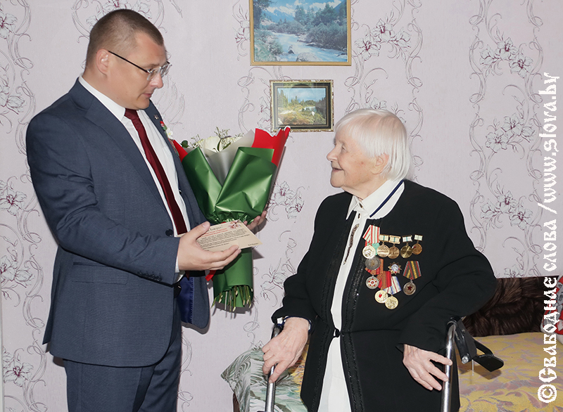 Музыка под окнами и слезы радости: жительницу Рогачева Надежду Алпатову чествовали так, что слышала вся улица