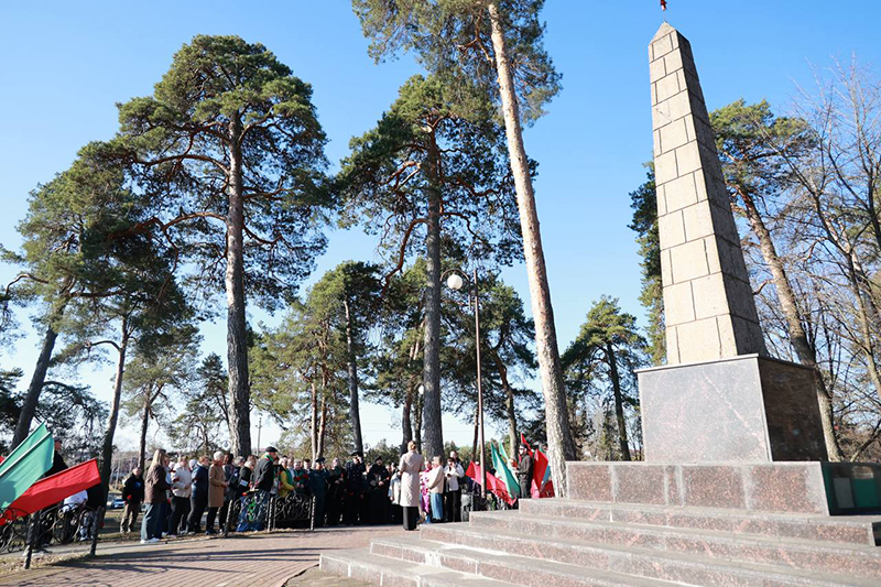 Память, что плачет сквозь годы: на Рогачевщине прошел автопробег «Дорогами сожженных деревень»