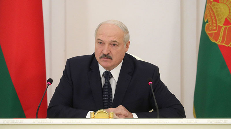Лукашенко правительству: если не решите проблемы с наличием масок, вместо вас будут работать другие