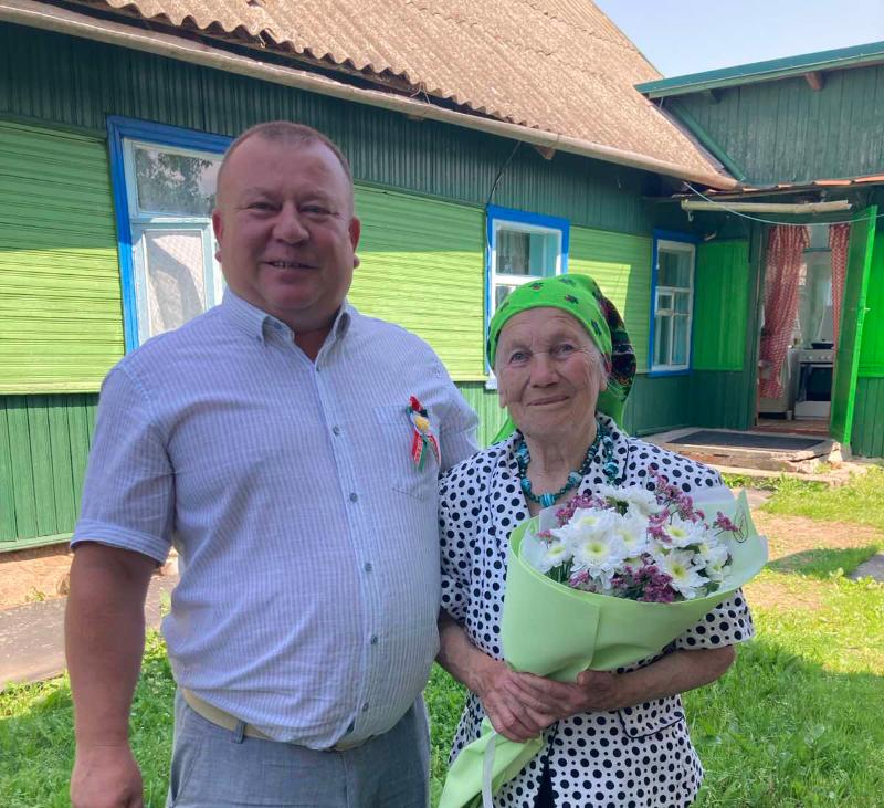 Юрий Васильцов поздравил бывшую узницу концлагеря с Днем Независимости
