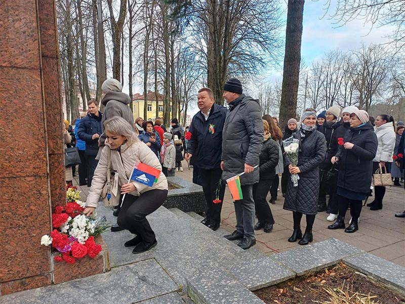 "И Ленин такой молодой": в Рогачеве отметили День Октябрьской революции