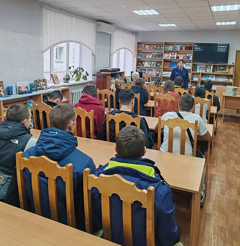 Помощник прокурора встретилась с учащимися Рогачевского колледжа