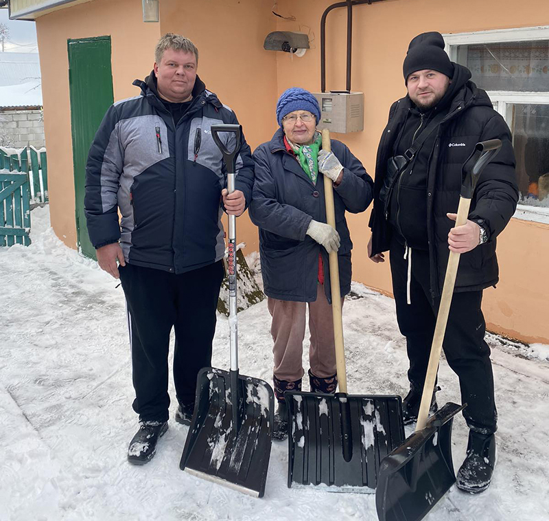 В борьбе со снегом за лопаты взялись и рогачевские предприниматели