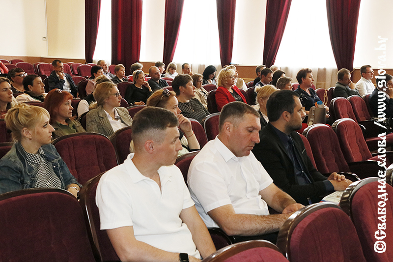 В Рогачеве на совещании с идеологическим активом района обсудили вопрос гражданско-патриотического воспитания населения и сохранения исторической памяти