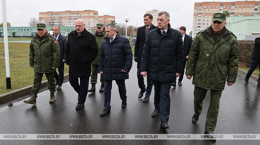 "Военные у нас молодцы". Лукашенко в Гомеле ознакомился с работой артиллерийской базы вооружения