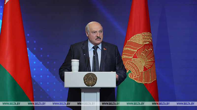 Лукашенко: не народ должен идти к власти, а власть должна бежать к народу