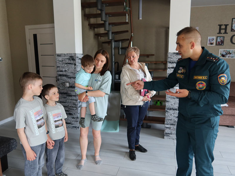 Многодетная семья из агрогородка Заболотье получила полезный подарок – пожарный извещатель