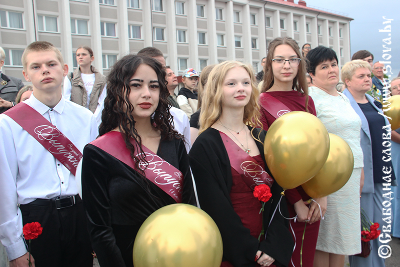 Рогачевские выпускники написали эпилог школьной жизни
