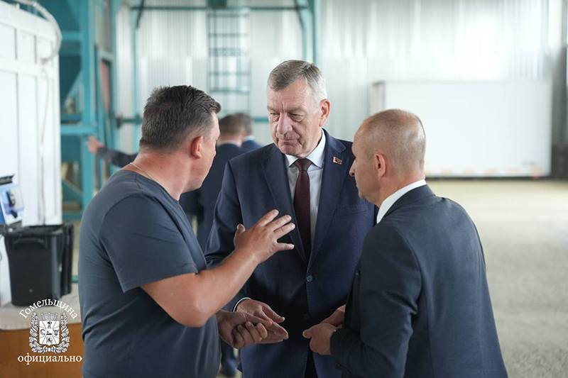 От производства до социальных инициатив: Юрий Назаров с рабочим визитом посетил Рогачевский район