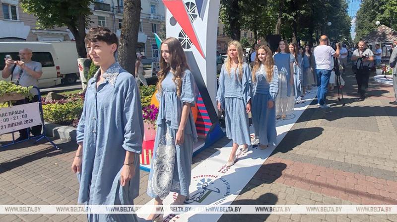 В Витебске презентовали 400-метровую белорусскую ковровую дорожку