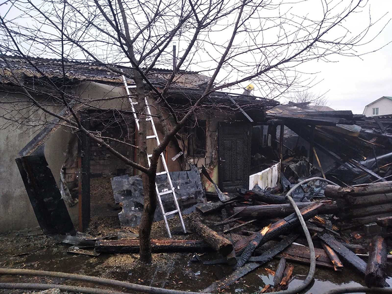 В Рогачеве сгорели гараж и хозпостройка