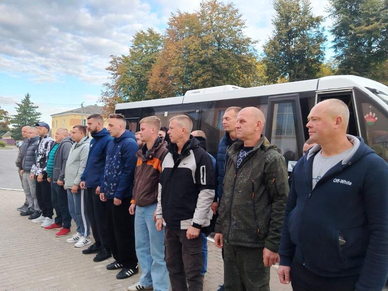 Рогачевские мужчины оттачивают военные навыки