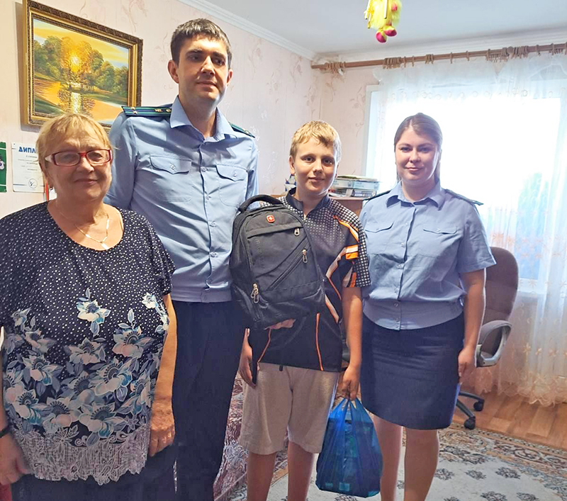 Школьный портфель для Павла Рожкина собрали сотрудники прокуратуры Рогачевского района