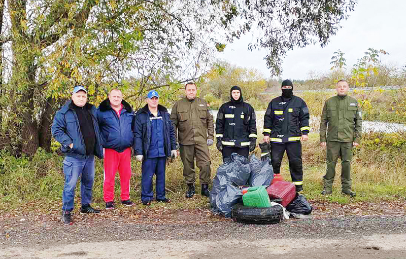 Рогачевцы убрали берег озера Комарино