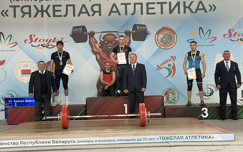 8 медалей, 3 рекорда страны и учитель-чемпион
