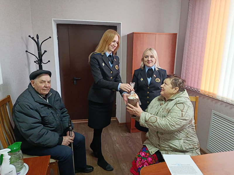 Погаси долг и получи кулич: добрая традиция рогачевских судебных исполнителей