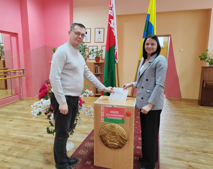 Молодая семья Перевощиковых проголосовала досрочно