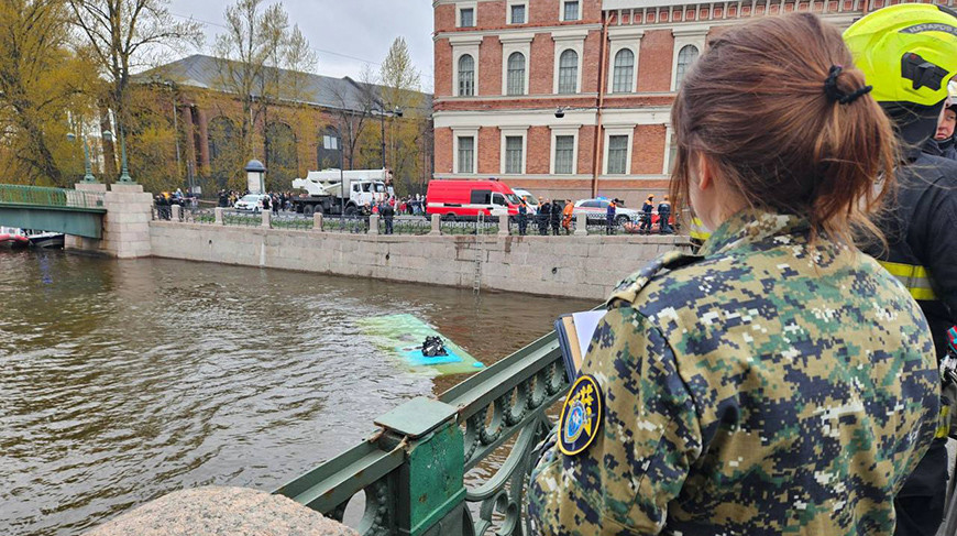 В Санкт-Петербурге после падения пассажирского автобуса в реку погибли три человека