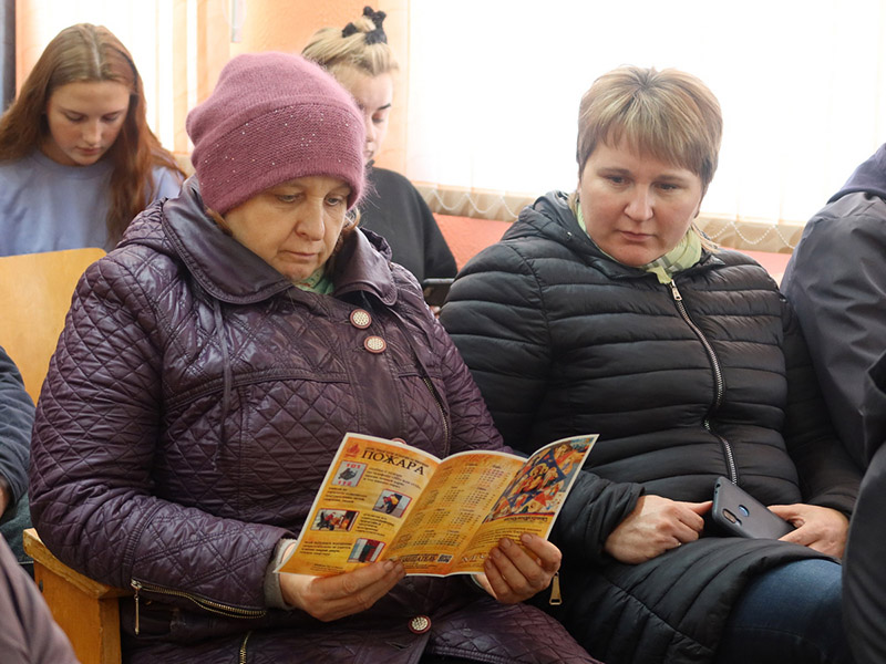 Общими стараниями – против огненных трагедий. О чем говорили на сельском сходе в Заречье?