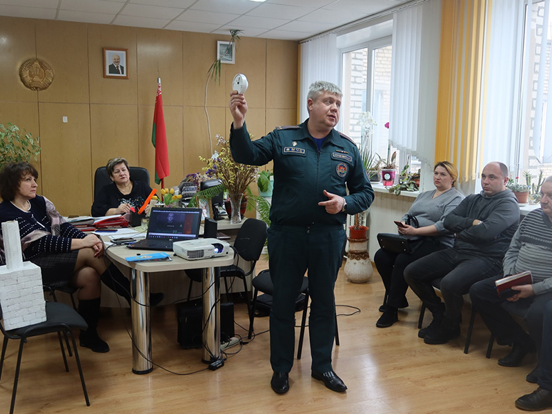 Рогачевские спасатели напомнили посетителям пункта приема вторсырья и общественного пункта охраны правопорядка о безопасности