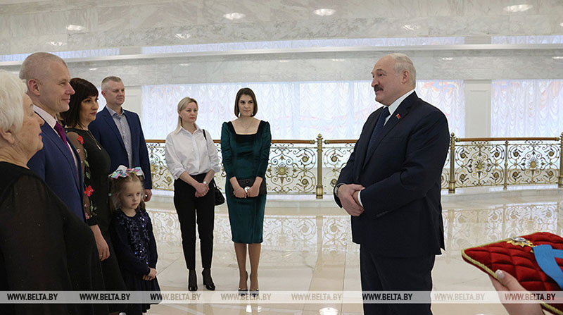 "Человек, который сплачивает народы". Лукашенко вручил космонавту Олегу Новицкому орден Дружбы народов